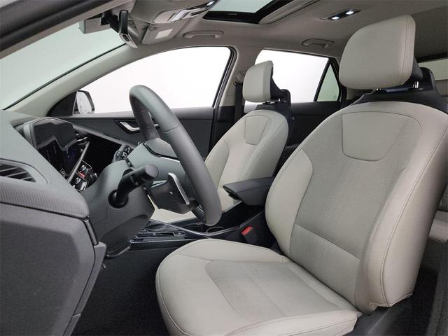 Photo of 2024 Snow White Pearl Kia Niro