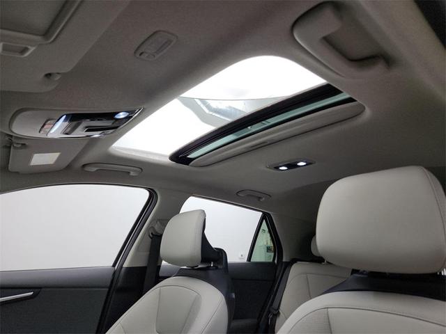 Photo of 2024 Snow White Pearl Kia Niro