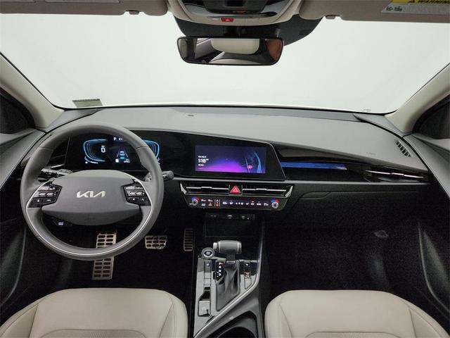 Photo of 2024 Snow White Pearl Kia Niro