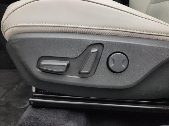 Photo of 2024 Snow White Pearl Kia Niro