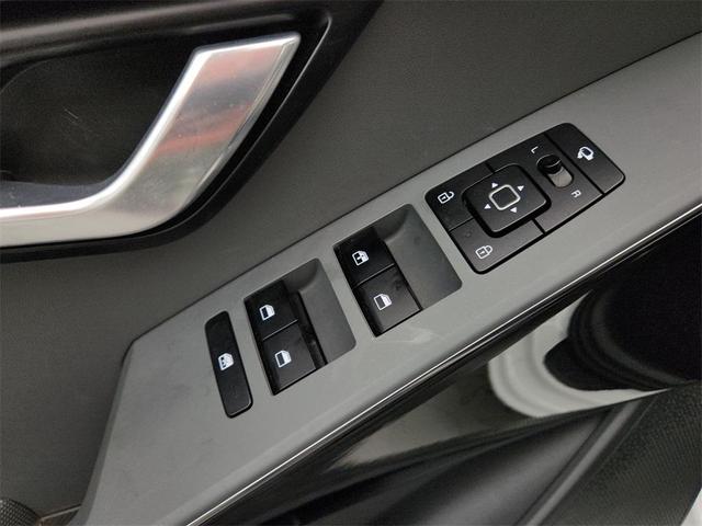 Photo of 2024 Snow White Pearl Kia Niro