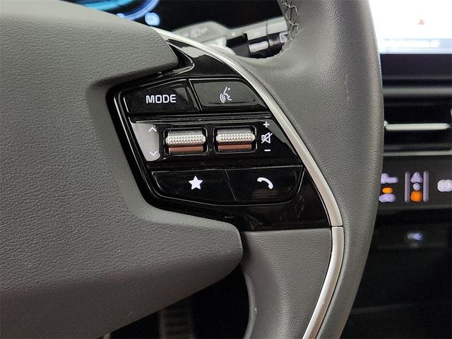 Photo of 2024 Snow White Pearl Kia Niro