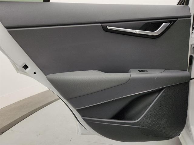 Photo of 2024 Snow White Pearl Kia Niro