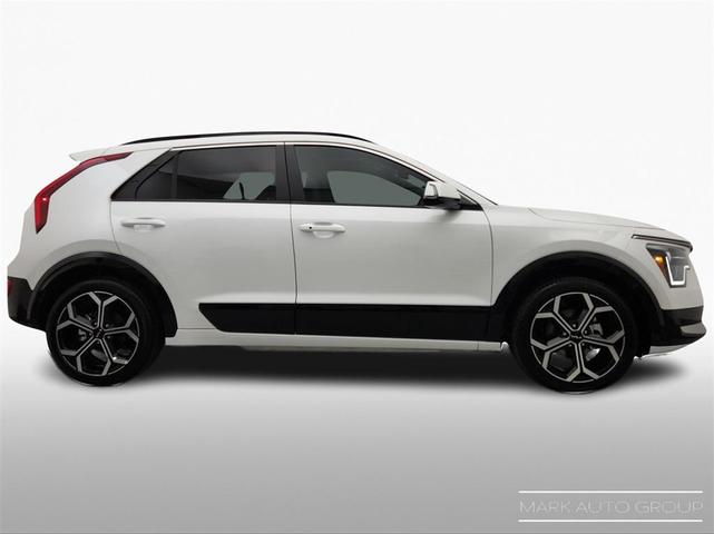 Photo of 2024 Snow White Pearl Kia Niro
