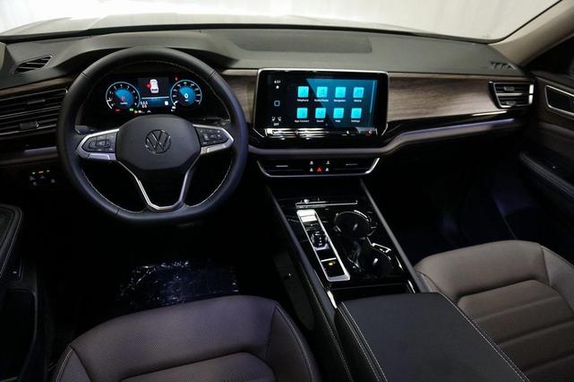 Photo of 2025 Silver Mist Metallic Volkswagen Atlas