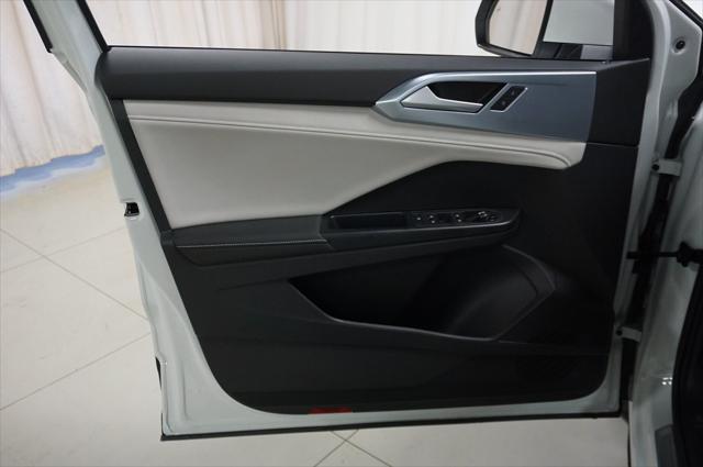 Photo of 2025 Pure White Volkswagen Taos