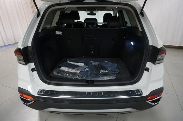 Photo of 2025 Pure White Volkswagen Taos
