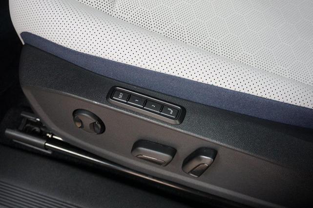 Photo of 2025 pure gray with black roof Volkswagen ID.4