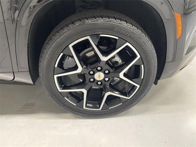 Photo of 2025 Mosaic Black Metallic Chevrolet Traverse