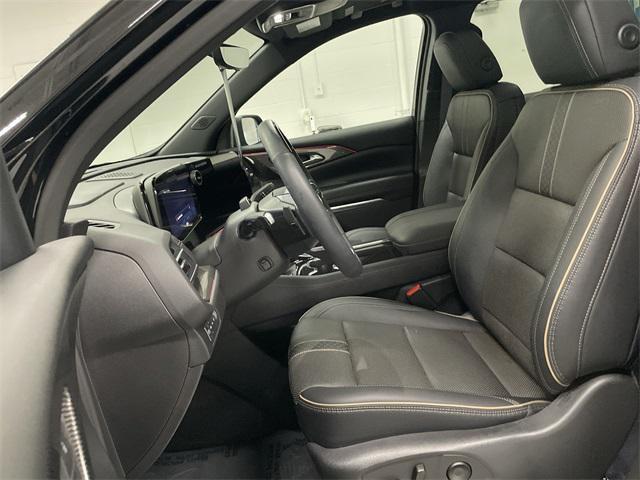 Photo of 2025 Mosaic Black Metallic Chevrolet Traverse