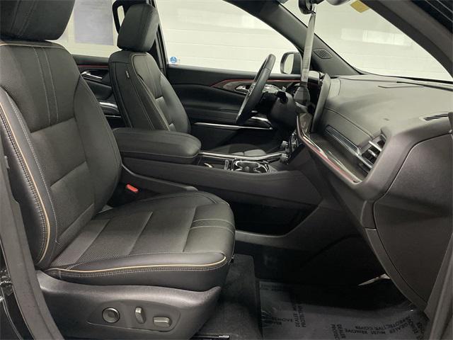 Photo of 2025 Mosaic Black Metallic Chevrolet Traverse