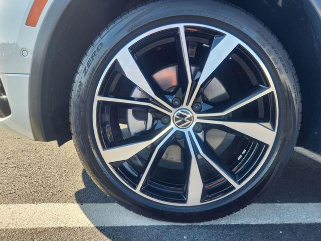 Photo of 2022 Oryx White Pearl Volkswagen Tiguan