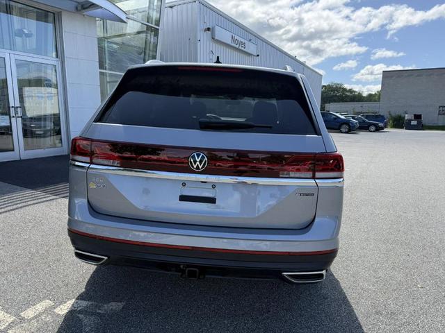 Photo of 2025 Silver Mist Metallic Volkswagen Atlas