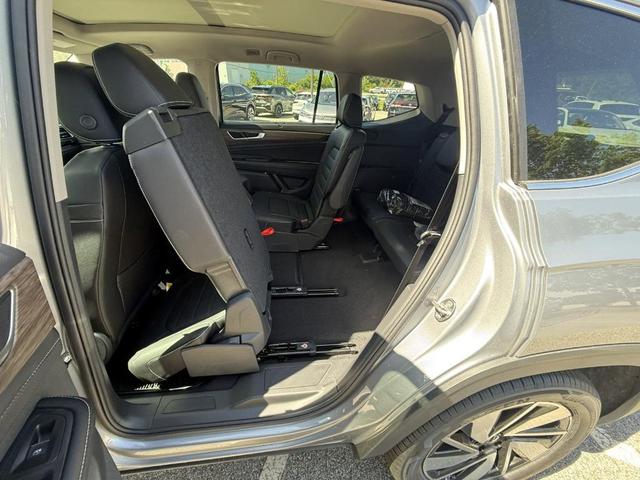 Photo of 2025 Silver Mist Metallic Volkswagen Atlas