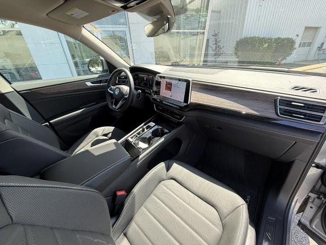 Photo of 2025 Silver Mist Metallic Volkswagen Atlas