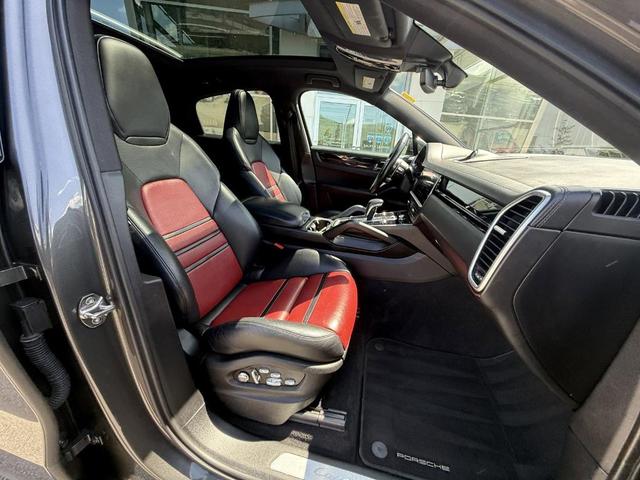 Photo of 2020 Quartzite Grey Metallic Porsche Cayenne