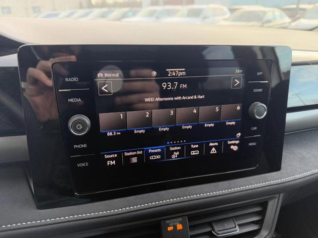Photo of 2025 Pure White W/Black Roof Volkswagen Taos