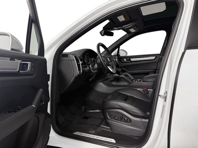 Photo of 2022 White Porsche Cayenne