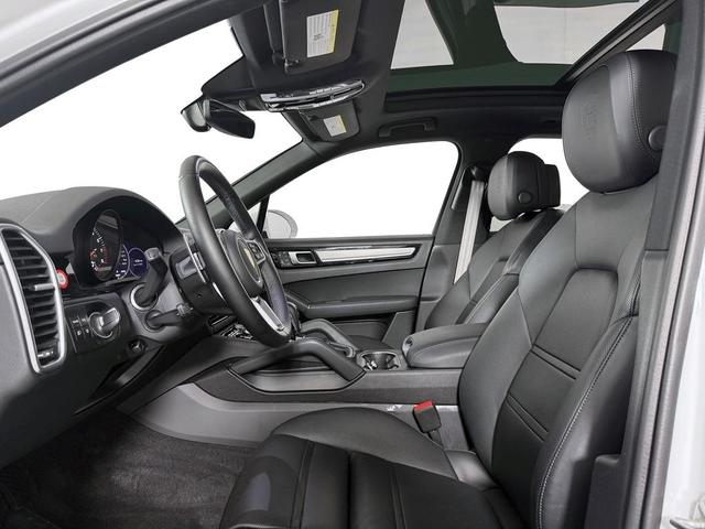 Photo of 2022 White Porsche Cayenne