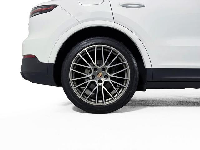 Photo of 2022 White Porsche Cayenne