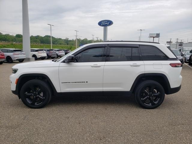 Photo of 2023 Bright White Clearcoat Jeep Grand Cherokee