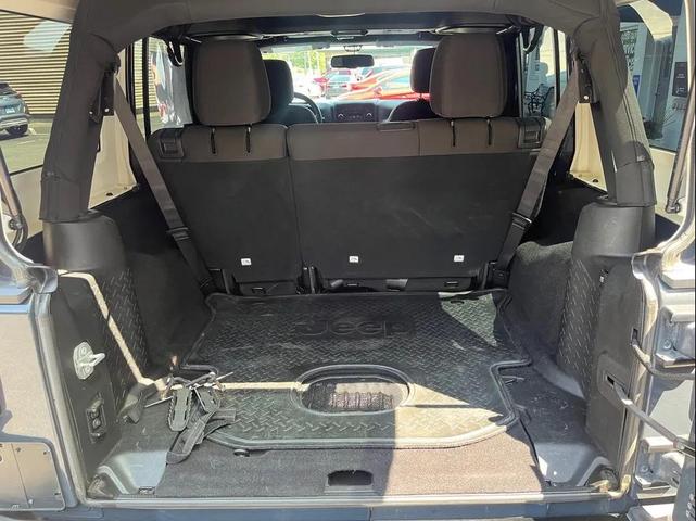 Photo of 2017 Gray Jeep Wrangler Unlimited