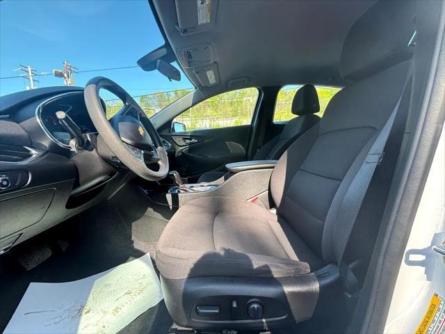 Photo of 2019 Summit White Chevrolet Malibu