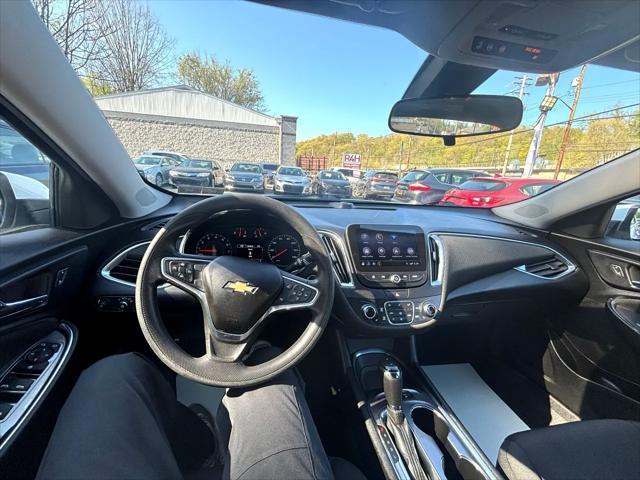 Photo of 2019 Summit White Chevrolet Malibu