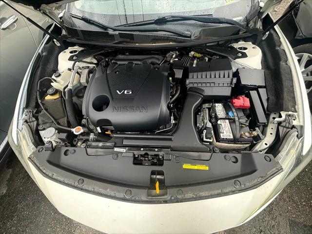 Photo of 2016 Pearl White Nissan Maxima
