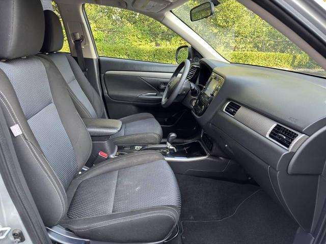 Photo of 2018 Silver Mitsubishi Outlander