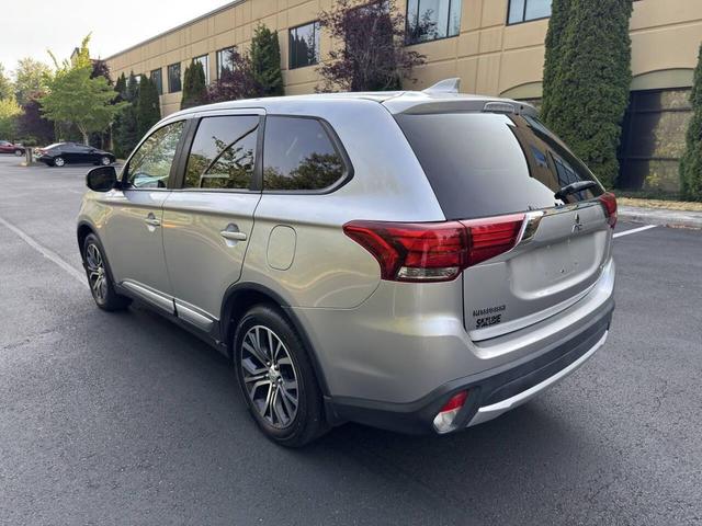 Photo of 2018 Silver Mitsubishi Outlander