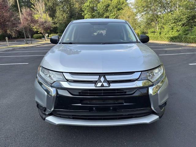 Photo of 2018 Silver Mitsubishi Outlander