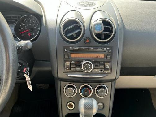 Photo of 2012 Pearl White Nissan Rogue