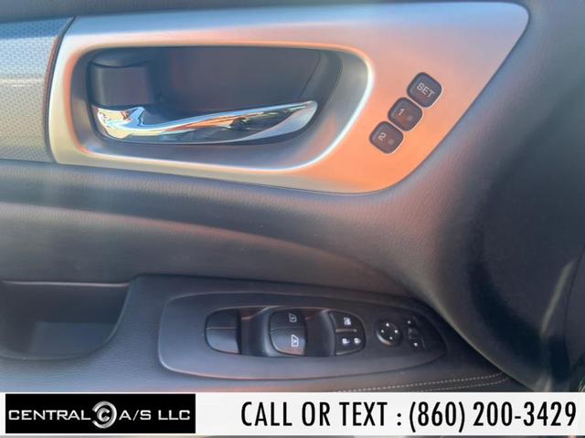 Photo of 2018 Magnetic Black Nissan Pathfinder