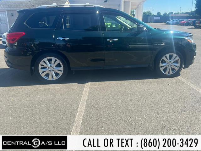 Photo of 2018 Magnetic Black Nissan Pathfinder
