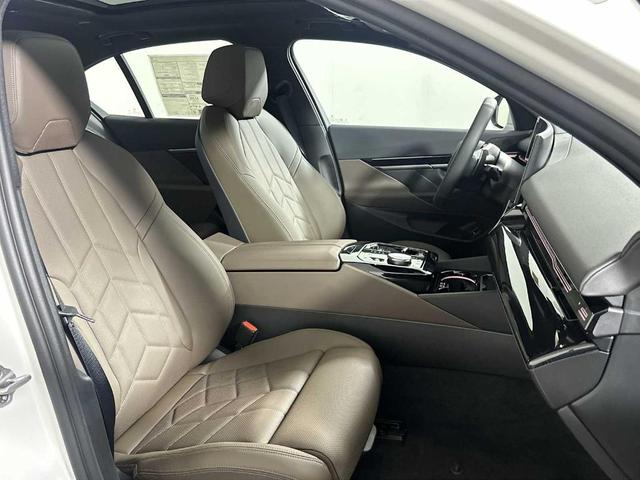 Photo of 2026 Alpine White BMW 530