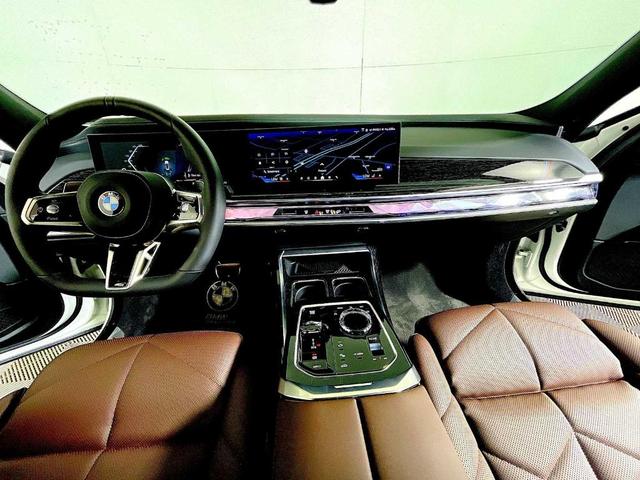 Photo of 2025 Alpine White BMW 740