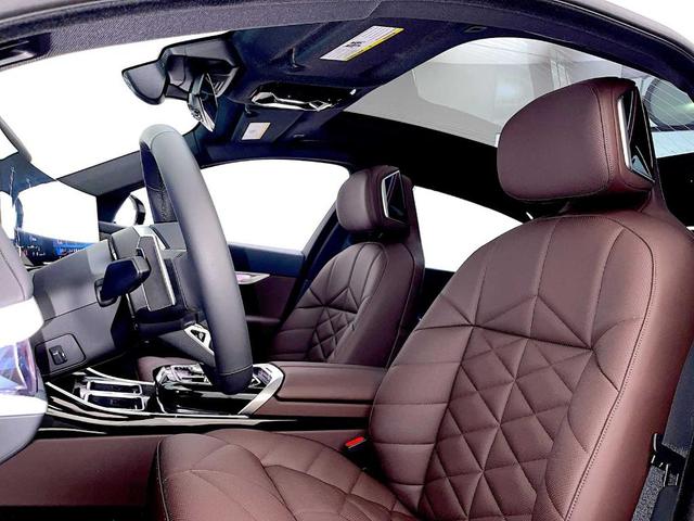 Photo of 2025 Alpine White BMW 740