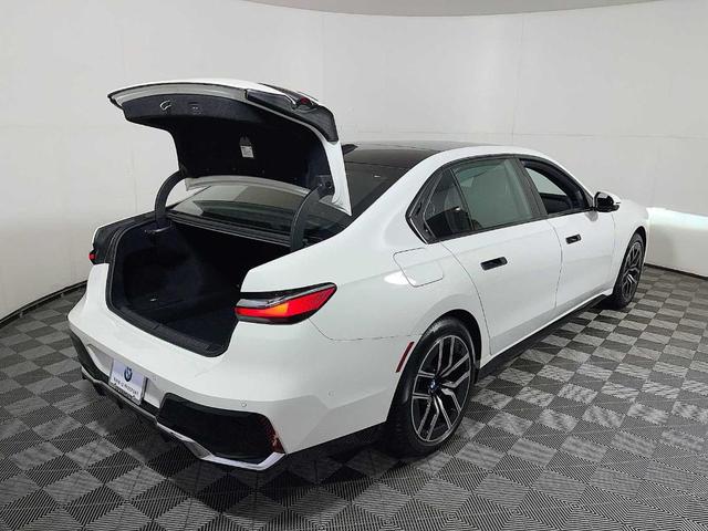Photo of 2025 Alpine White BMW 740
