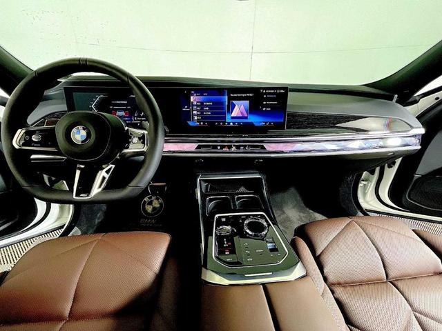 Photo of 2025 Alpine White BMW 740