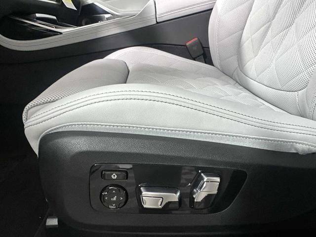 Photo of 2026 Alpine White BMW X7