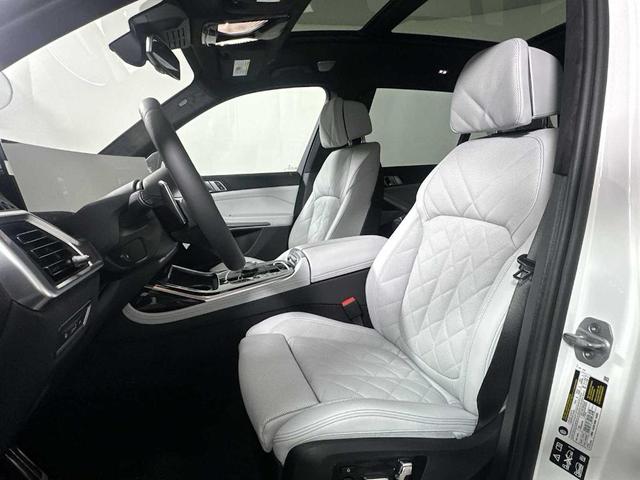 Photo of 2026 Alpine White BMW X7