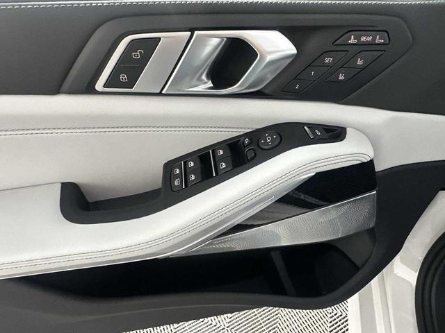 Photo of 2026 Alpine White BMW X7