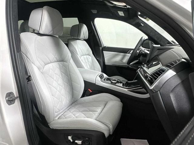 Photo of 2026 Alpine White BMW X7