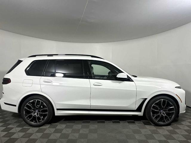 Photo of 2026 Alpine White BMW X7