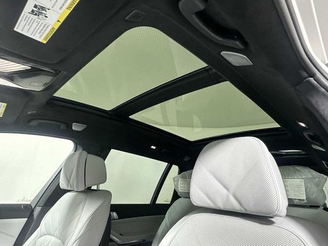 Photo of 2026 Alpine White BMW X7
