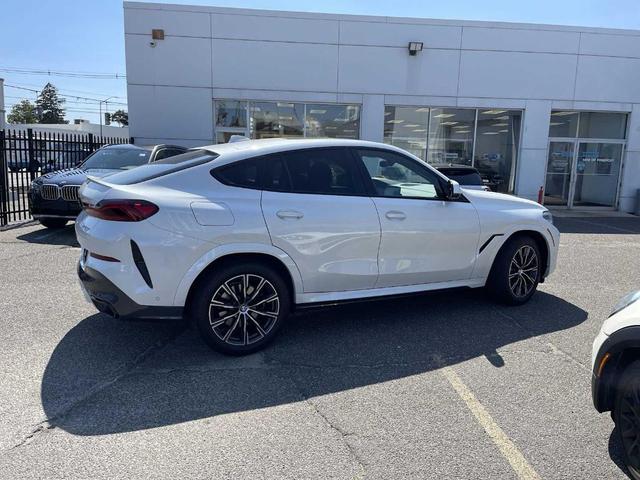 Photo of 2022 Mineral White Metallic BMW X6