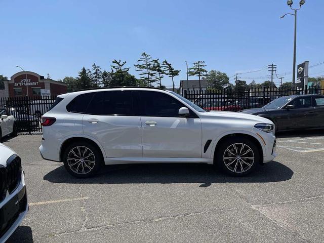 Photo of 2023 Mineral White Metallic BMW X5