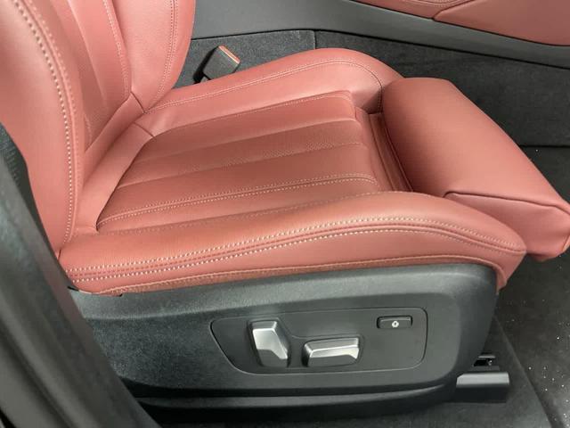 Photo of 2022 Jet Black BMW X6