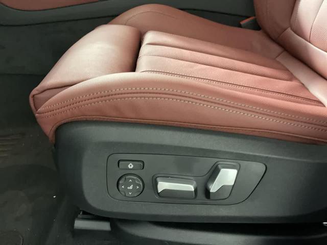 Photo of 2022 Jet Black BMW X6